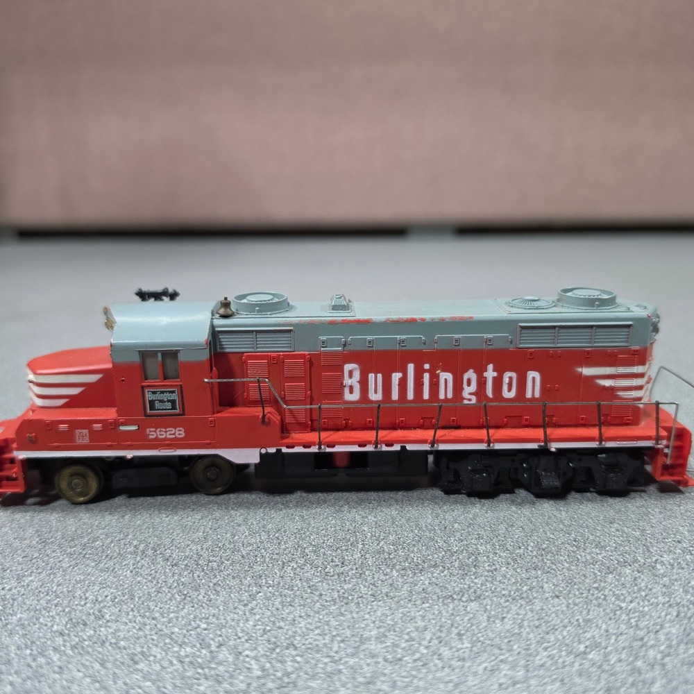 Mantua Tyco GP20 Diesel Locomotive Burlington Route 5628 HO Scale Red Good